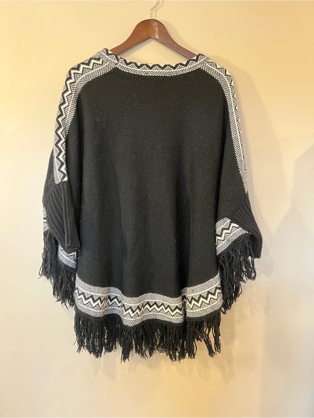 Suzy Shier Black & White Fringe Knit Poncho Sweater Women's Large Boho - Picture 7 of 7